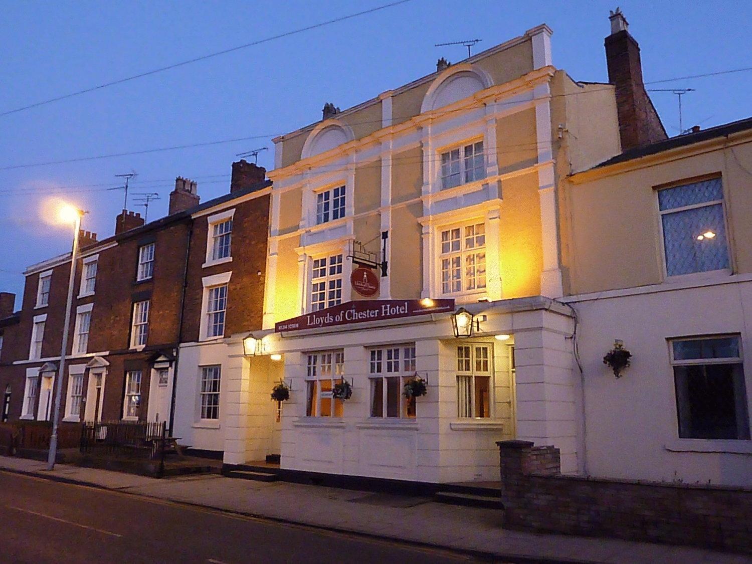 Lloyds Of Chester Bagian luar foto